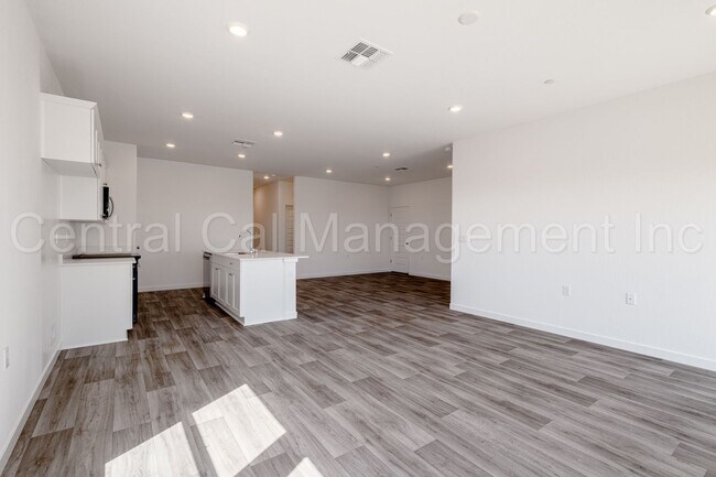 Building Photo - 4 Bedroom, 2 Bath Home with Solar in the S...