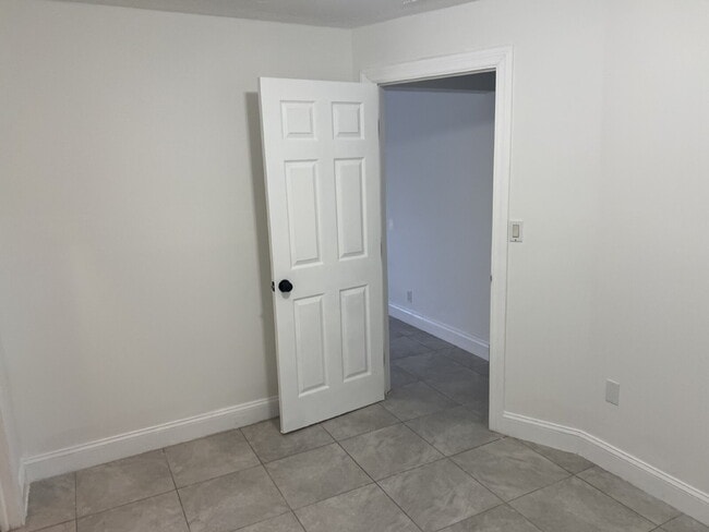 Building Photo - Updated 3/1 Home for Rent Close to Downtown Fort Myers Fun & Dining!