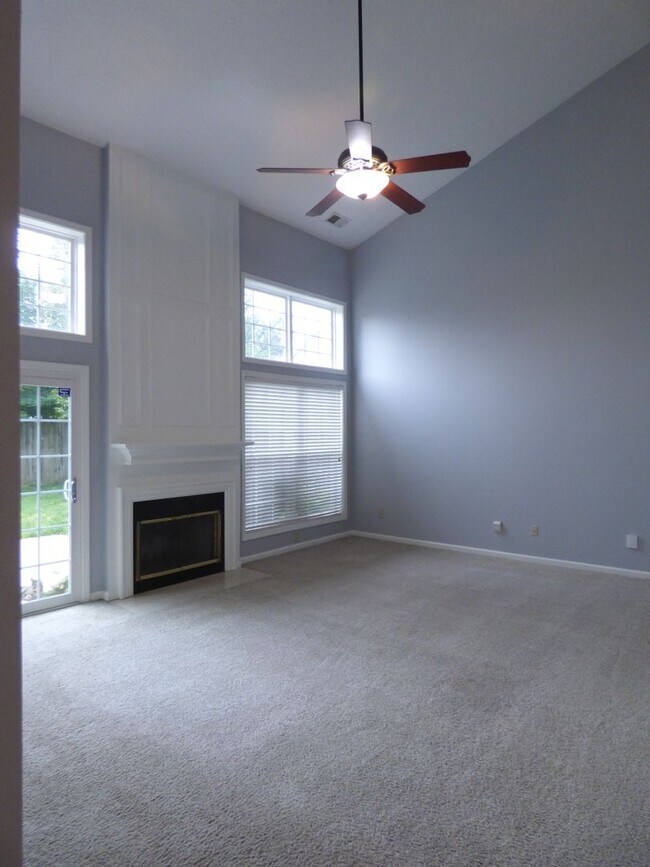 Building Photo - Lovely, Spacious 4 BR House! Vaulted Ceili...