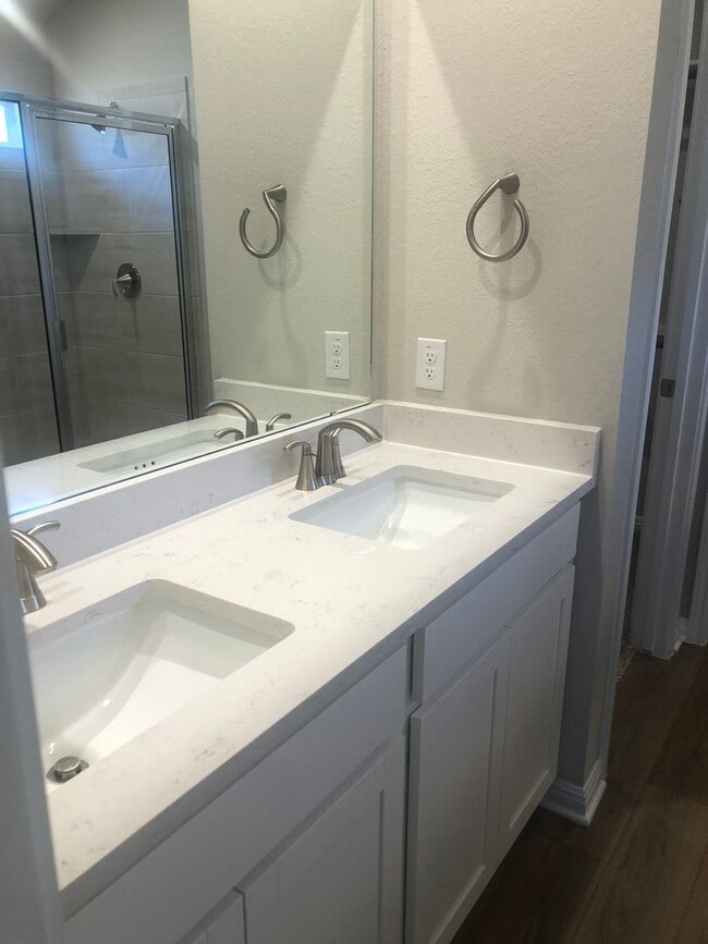 Building Photo - -=Available April 2026=-  4BR/2BA w/ Fenced Yard + Covered Parking in Hutto, TX