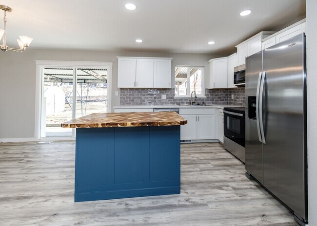 Building Photo - Newly Remodeled 5 Bed Home with Huge Yard