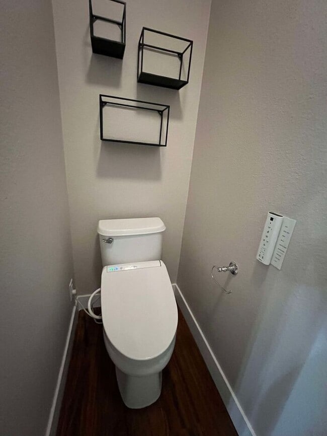 Building Photo - Stunning 2-bedroom PLUS LARGE BONUS ROOM/L...