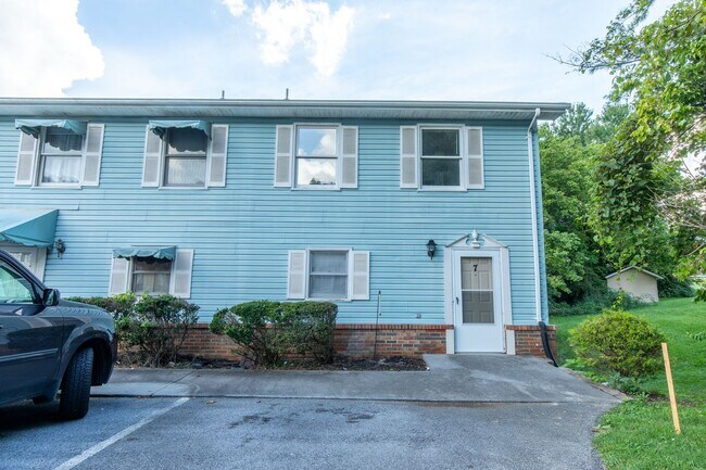 Building Photo - 3 story 2 bed 1.5 bath condo with large ga...