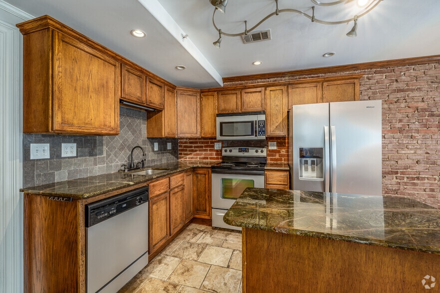 1BR, 1BA - 700SF - Kitchen - Baltimore Arms Apartments
