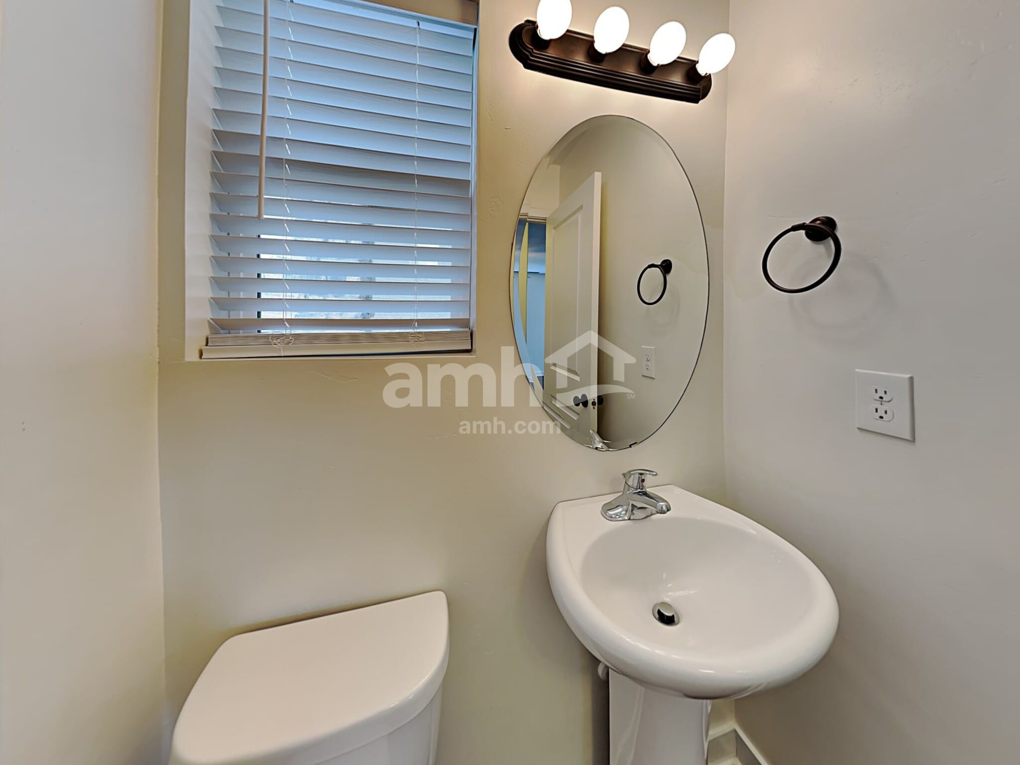 Building Photo - 317 W Willow Creek Dr