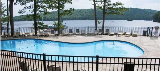 Building Photo - Charming 2BR Townhome in Lake Harmony