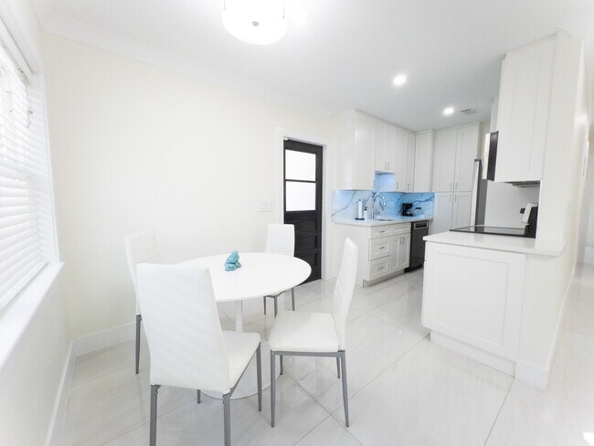 Building Photo - 887 W Perry St