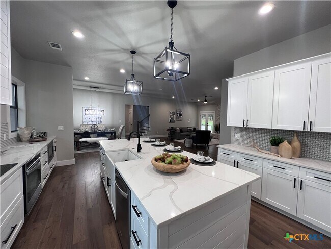 Building Photo - 725 Winding View