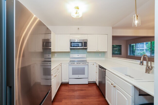 Building Photo - 2 Bedroom Condo in Highly Desirable Richmond Marina Bay!