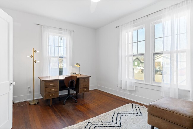 Building Photo - 3 Bed | 2 Bath | Fenced Backyard + Beautif...