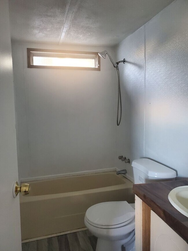 Building Photo - Newly Renovated Mobile Home