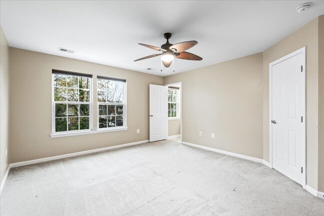 Building Photo - Charming 3-Level Townhome