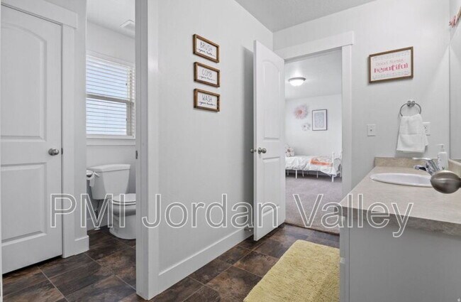 Building Photo - 4887 W White Pearl Ct