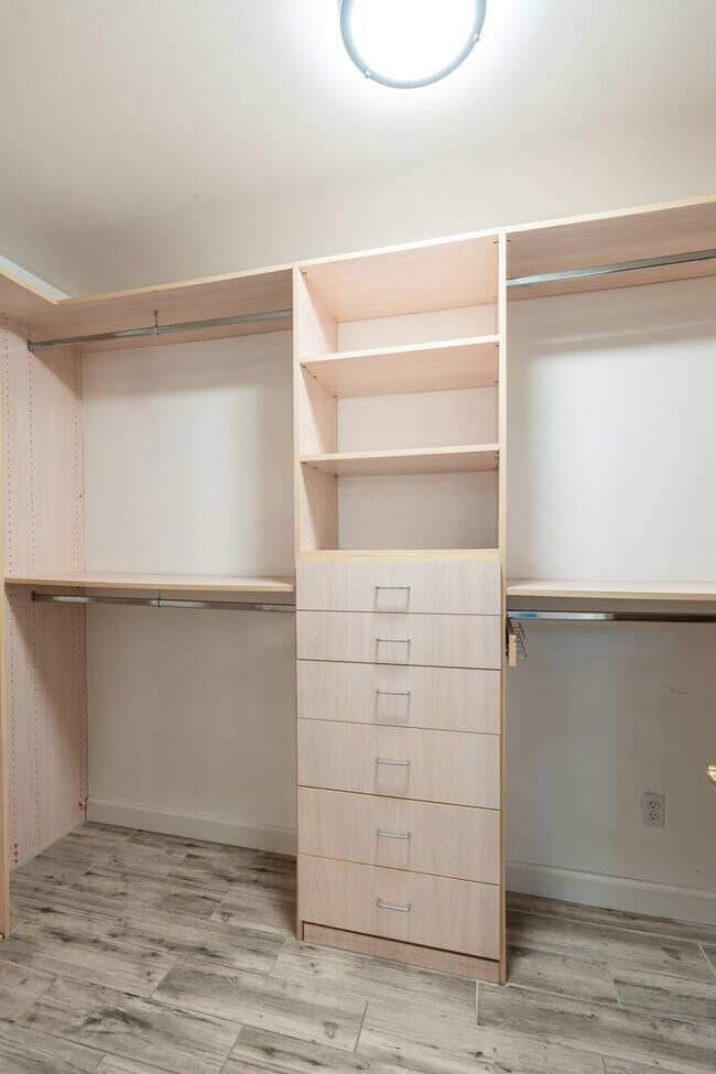 Building Photo - Large 5 Bedroom 4 bathroom Home