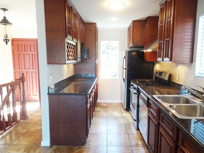 Full Kitchen - 2043 Altamont Rd