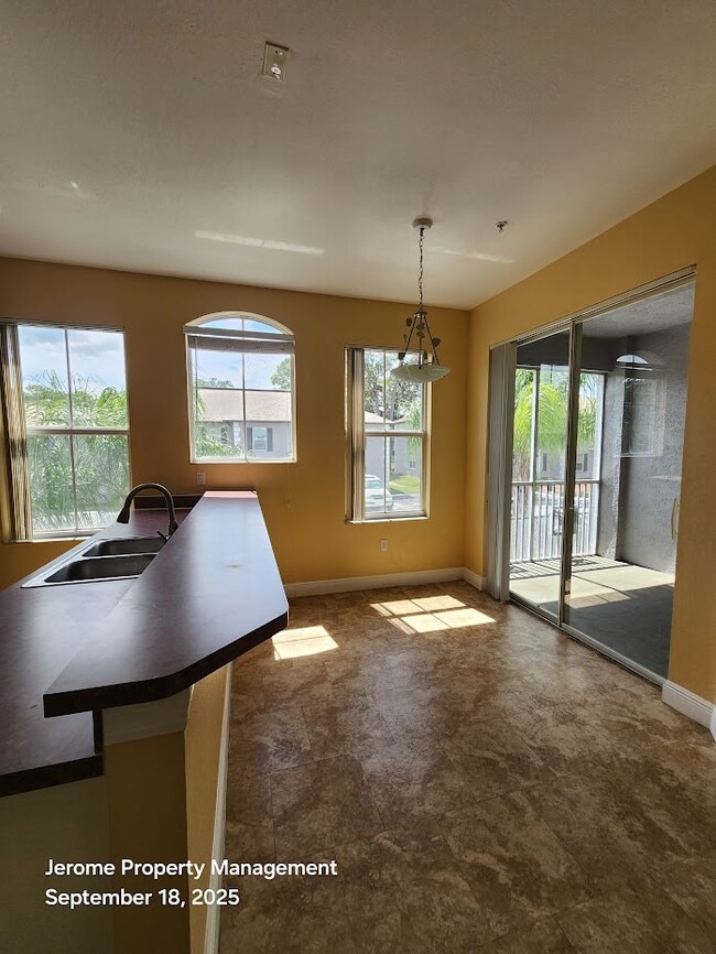 Building Photo - 5011 Sunridge Palms Dr
