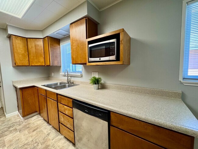 Building Photo - Charming Home Available in Tahoe Park!
