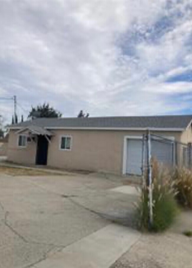 Building Photo - 16859 Fairfax St