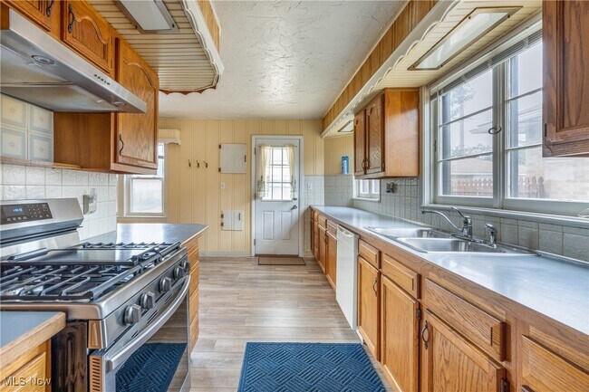 Building Photo - 1303 Dartmoor Ave