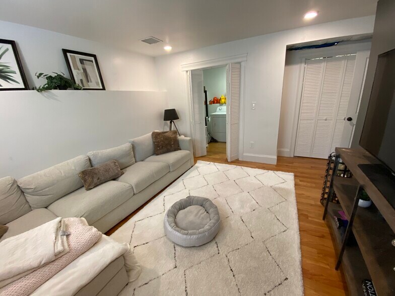 Building Photo - 10 Fern St
