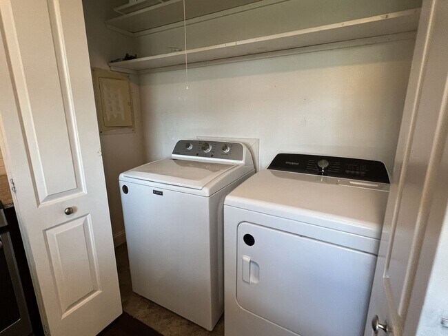 Building Photo - 3 Bedroom and Large Yard in South Springfield