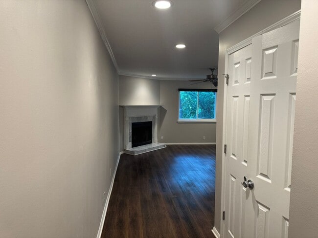 Building Photo - Charming 3 bed 2 bath Townhouse near Nippe...