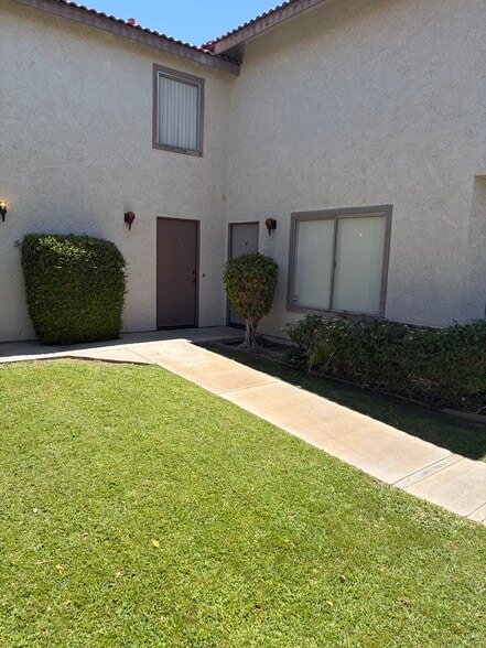 Grassy area in front of your unit - 74549 Sagebrush Dr