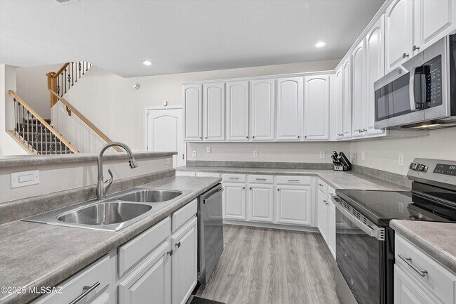 Building Photo - 2732 N Neruda Ln