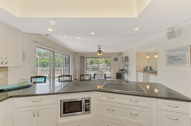 Building Photo - 4946 Commonwealth Dr