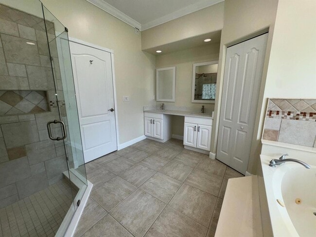 Building Photo - 969 Meadow Ave