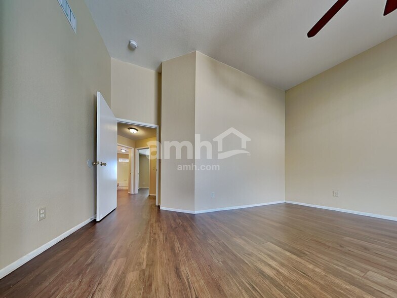 Building Photo - 9915 E Paseo Juan Tabo