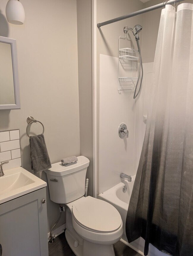 Building Photo - 10415-10415 Bernard Ave