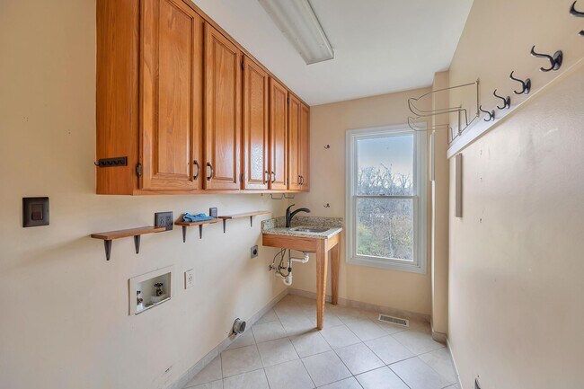 Building Photo - 1658 Grandview Dr