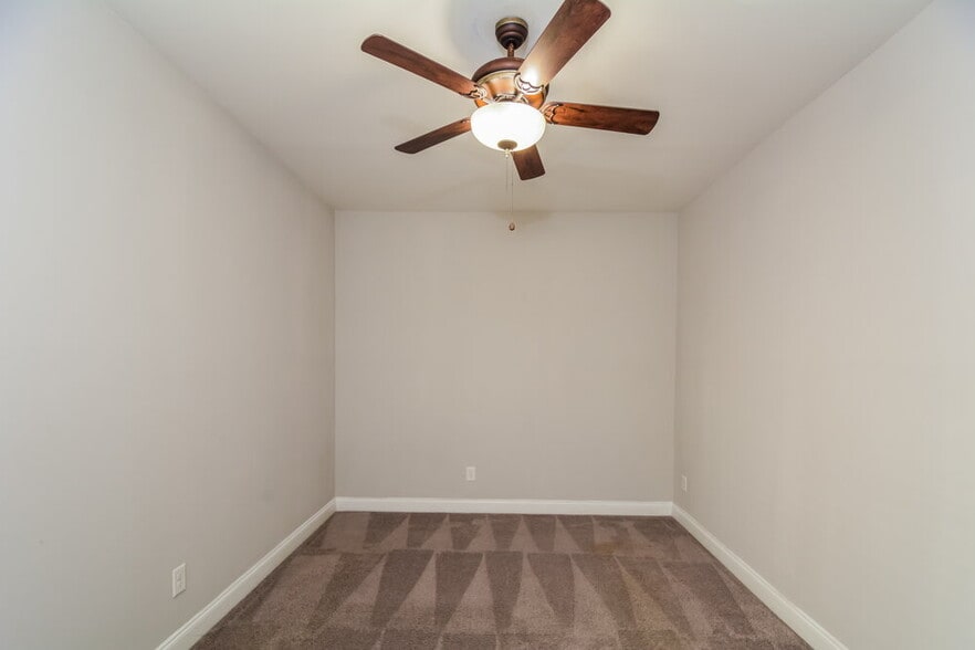 Building Photo - 233 Norwich Dr