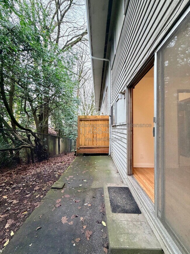 Building Photo - 7030 SW Canyon Crest Dr