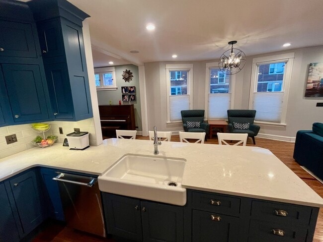 Building Photo - 3700 N Hermitage Ave