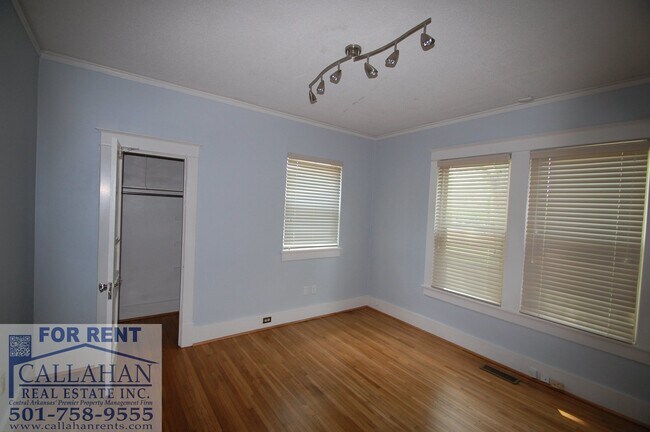 Building Photo - 917 Skyline Dr