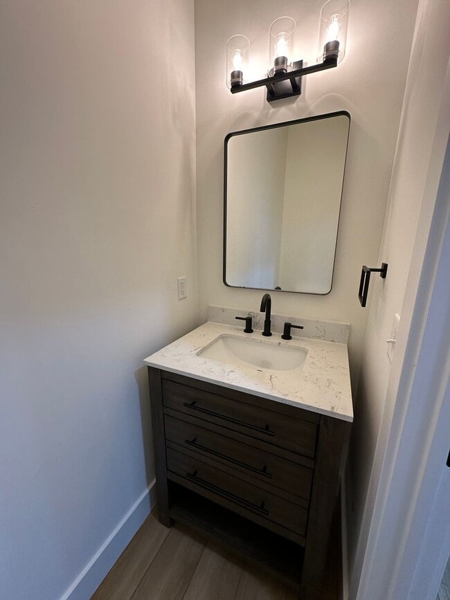 Building Photo - Gorgeous townhome on Candlers Mt! Close to LU. First month rent half off special!