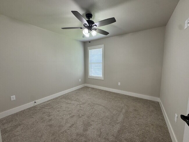 Building Photo - Charming 4-Bedroom Haven with 2 Full Baths...