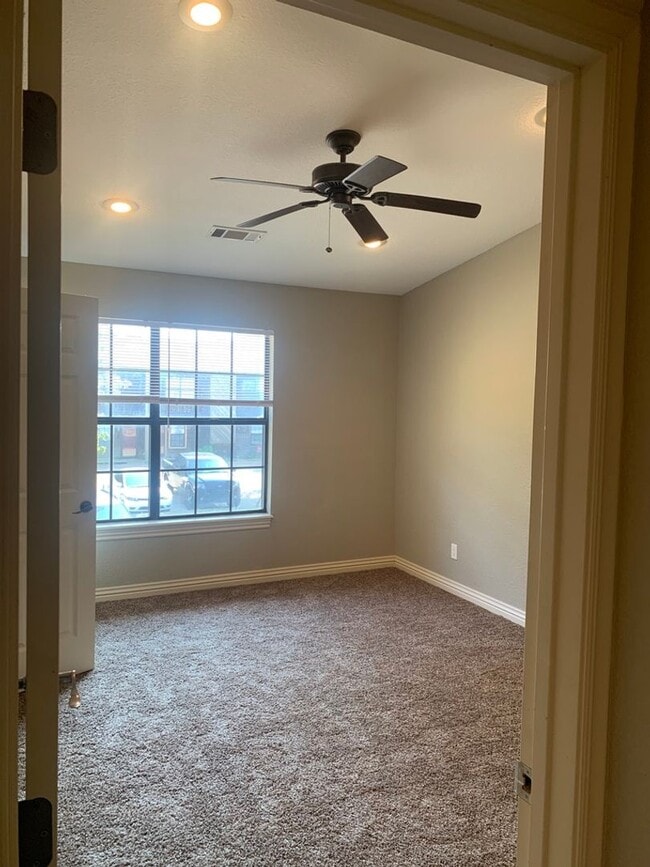 Building Photo - 2BR/1BA Town home in Fayetteville! Walk to UofA Campus!