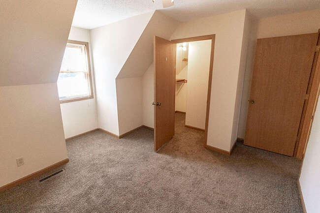Building Photo - 1304 Millbrook Ct