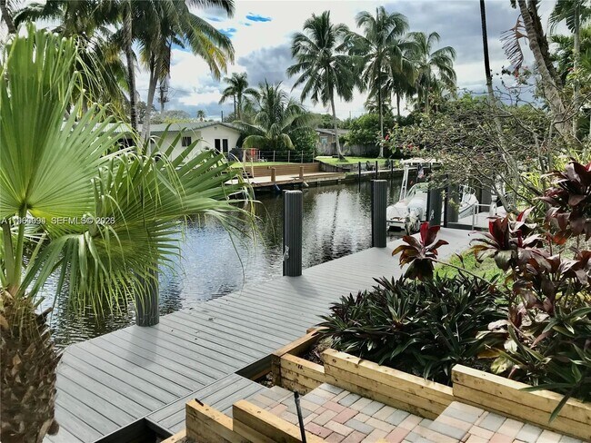 Building Photo - 1704 SW 5th Ct