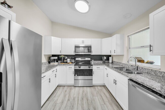 Building Photo - 3721 6th St W
