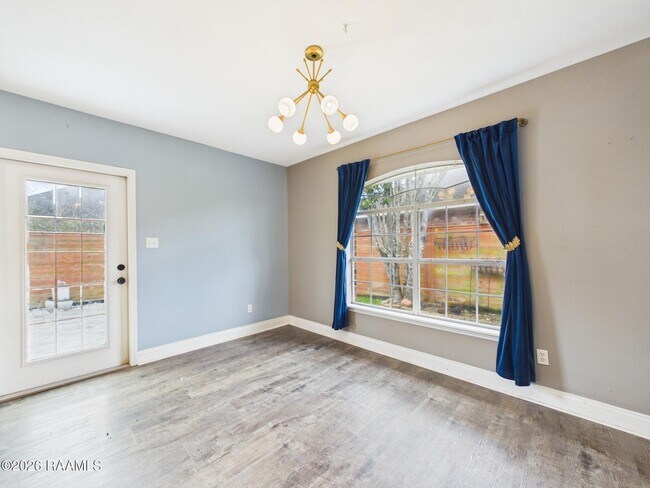 Building Photo - 115 La Rue Vil