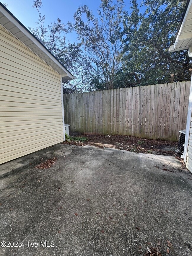 Building Photo - 60 Rainbow Dr