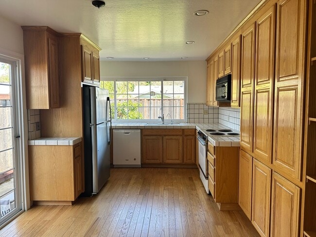 Building Photo - 3 Bedroom - North Napa (cross street Salvador)