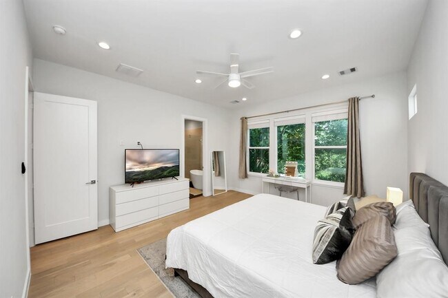 Building Photo - 849 Martin St