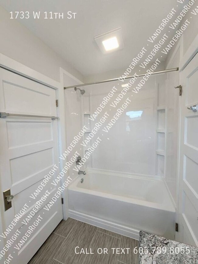 Building Photo - 1733 W 11th St