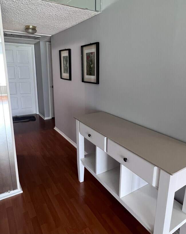 Building Photo - 2850 N Palm Aire Dr