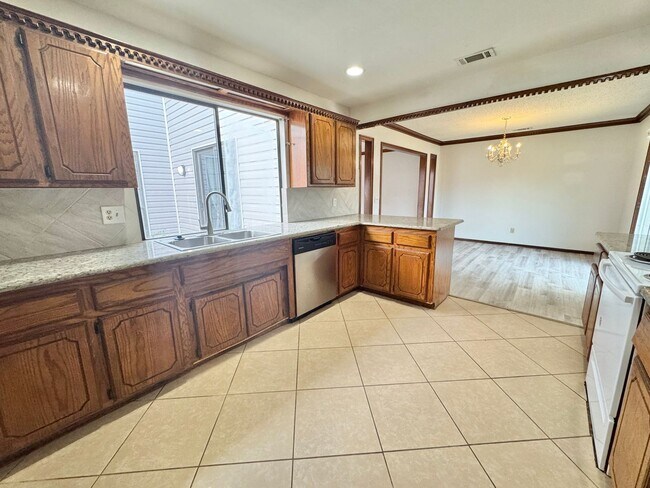 Building Photo - 3 Bed 2 bath!